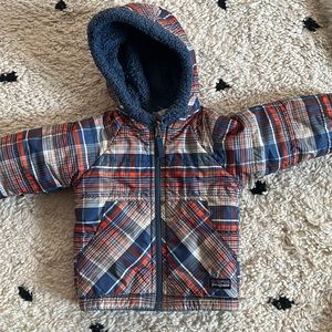 Unisex reversible fleece Patagonia jacket. Inside is fuzzy/outside is plaid.
